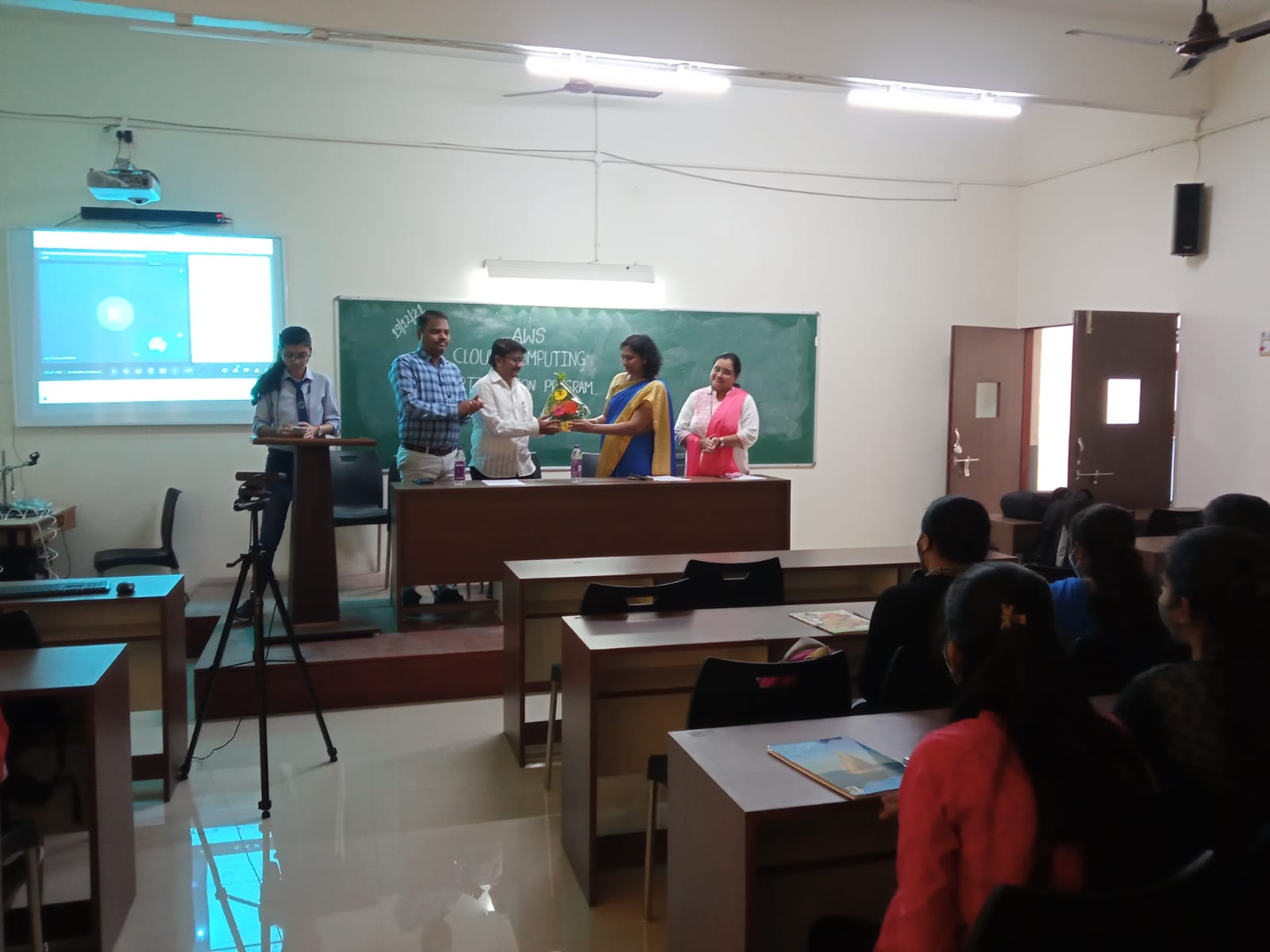Hands on Training course on Cloud Computing “AWS”